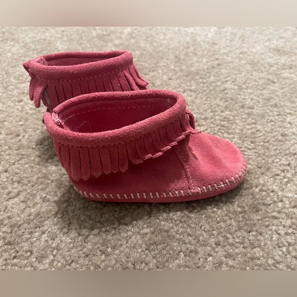 Toddle Girl’s Minnetonka Fringe Pink Leather Bootie Moccasins Size 6 - Picture 1 of 9